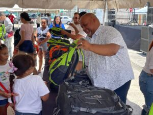 Alcalde de Guayama O'brain Vázquez entrega materiales educativos a estudiantes