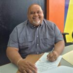 Alcalde de Guayama durante la firma para autorizar incentivo a los empleados