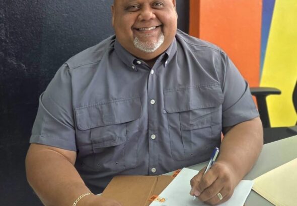 Alcalde de Guayama durante la firma para autorizar incentivo a los empleados
