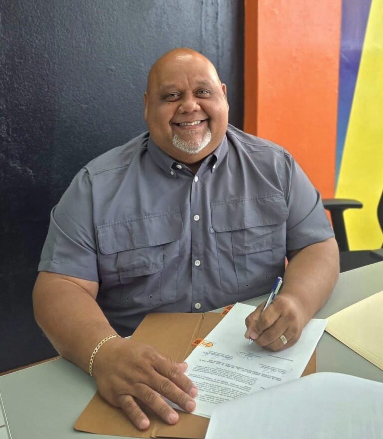 Alcalde de Guayama durante la firma para autorizar incentivo a los empleados