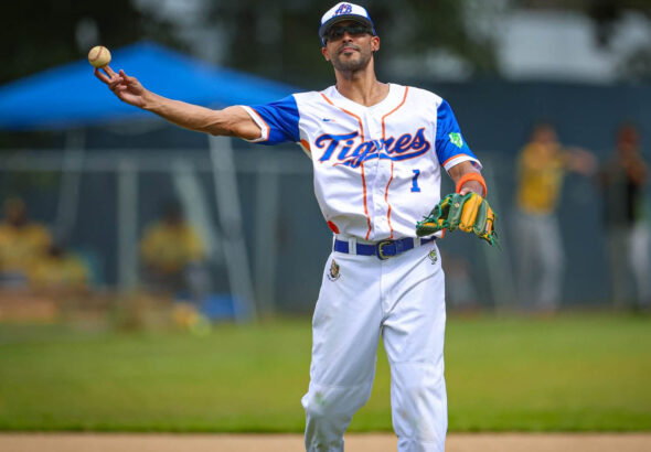Yadiel Rivera, de los Tigres de Aguas Buenas