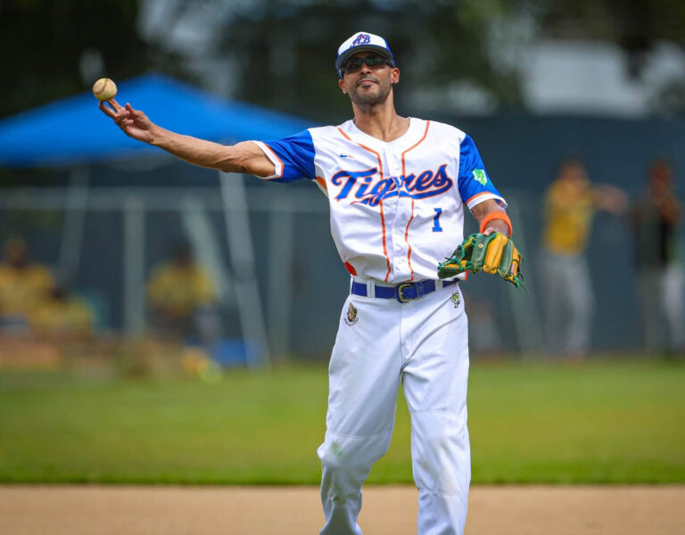 Yadiel Rivera, de los Tigres de Aguas Buenas